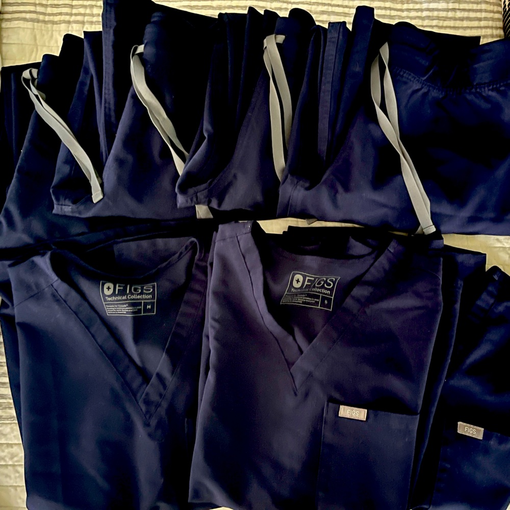 Women’s like new Figs scrubs… 4 pairs of M/T pants, 1 med top and 2 small tops